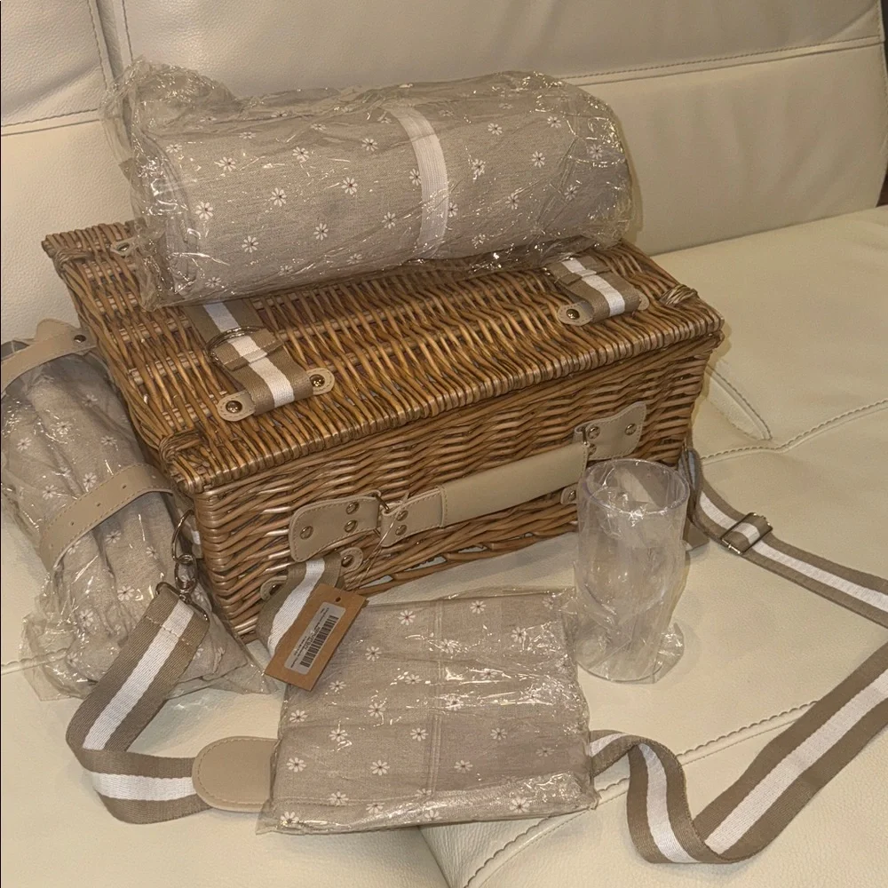 Picnic Basket Set for 4 w/‎ Insulated Liner Waterproof Blanket